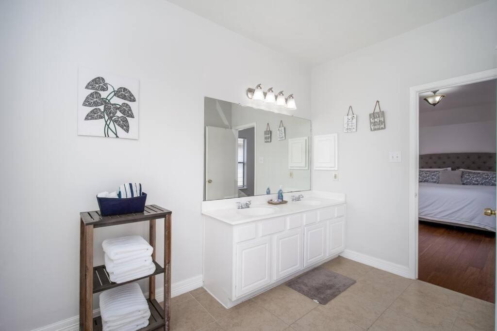 Fabulous Vacation 4 Bdrm W/pool Table Houston
