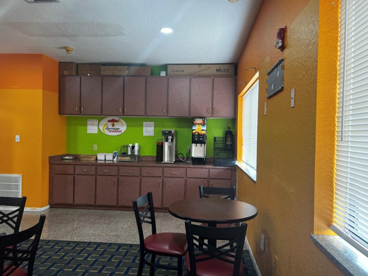 Super 8 By Wyndham Houston/brookhollow Nw