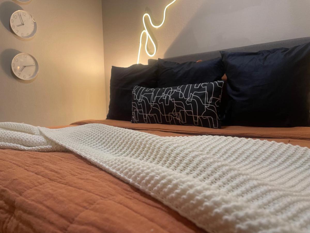 Urban Oasis Your Perfect Getaway In The Heart Of Downtown! Apartment