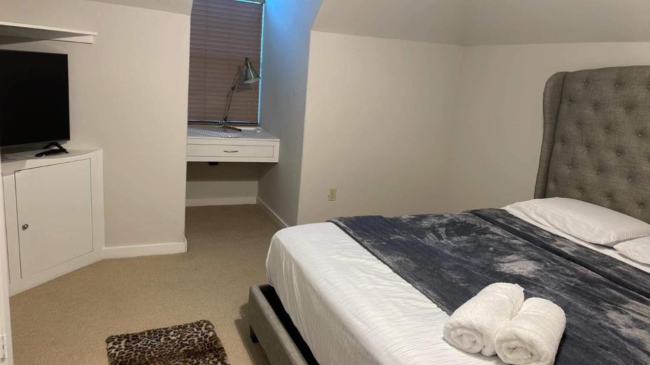 Luxuria Mini-mansion Near Downtown Holiday home