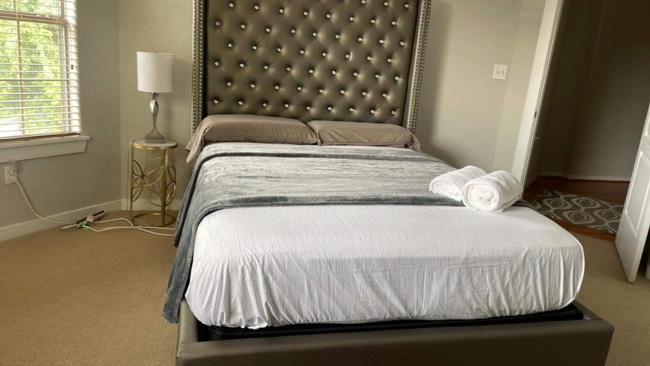 Luxuria Mini-mansion Near Downtown *