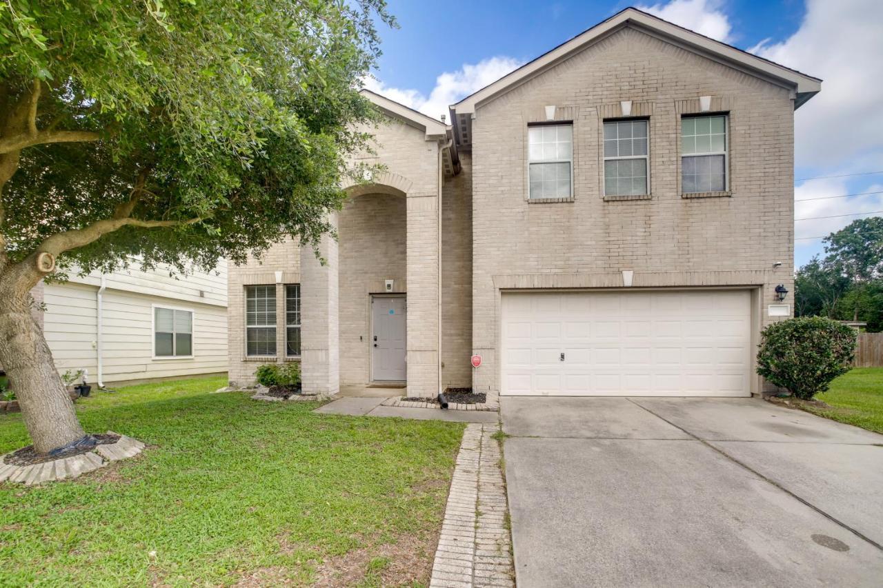 Holiday home Spacious With Pool Access, Fenced Yard! Houston