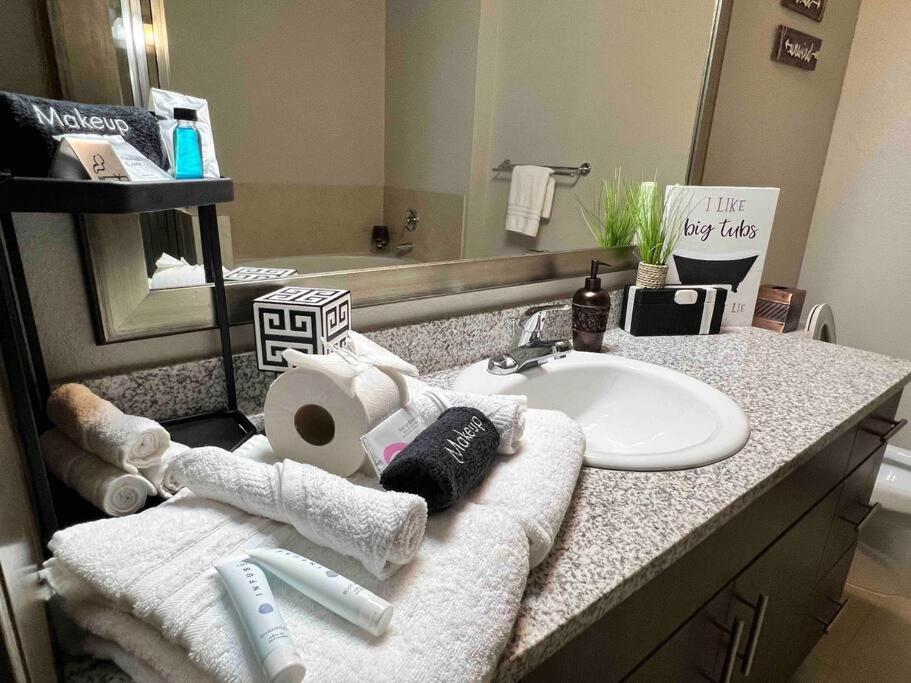Enchanting Luxury 2/2 Amenities Apartment *