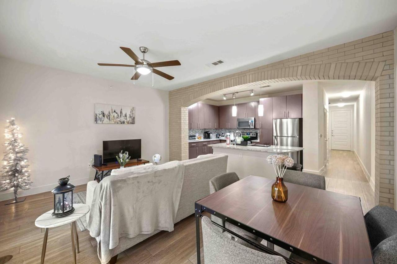 Modern And Comfy In Post Oak Galleria *