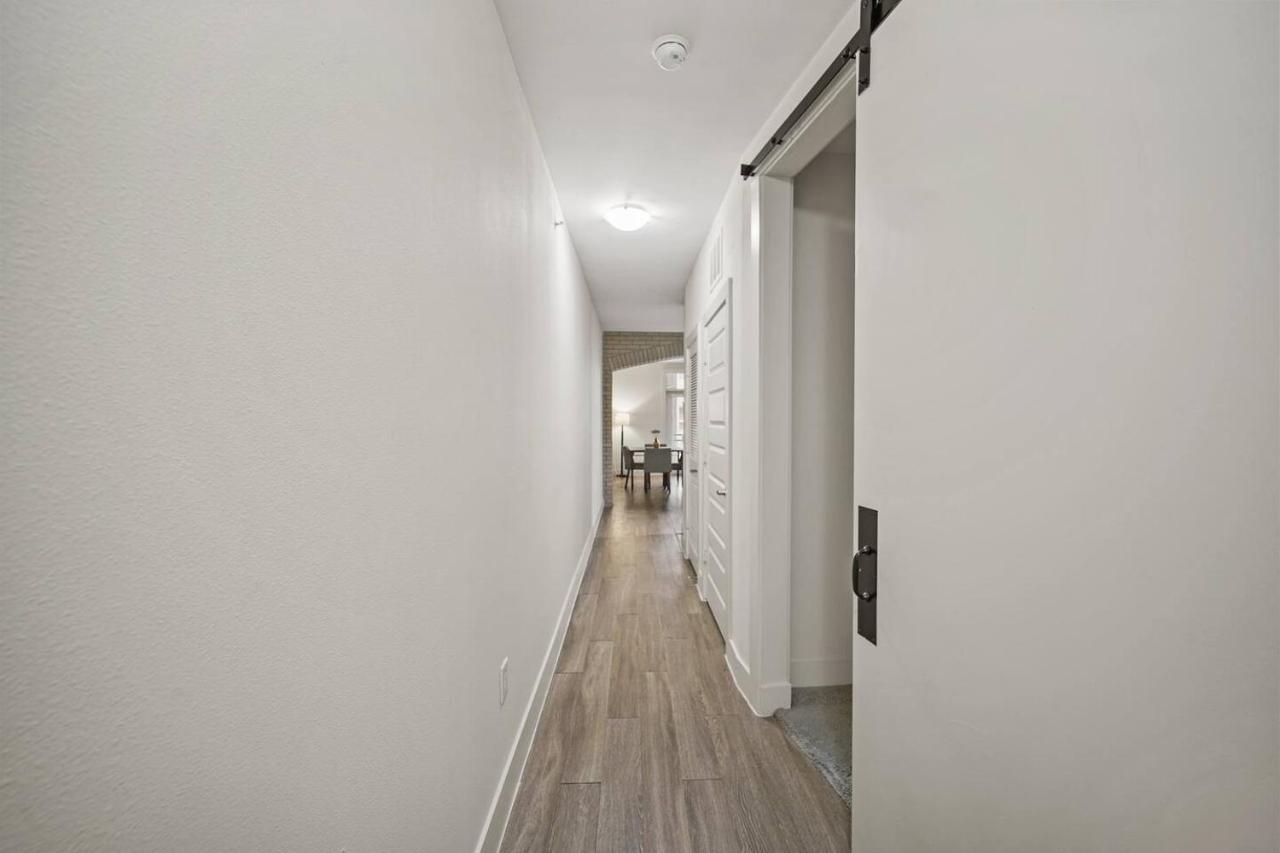 Modern And Comfy In Post Oak Galleria Apartment
