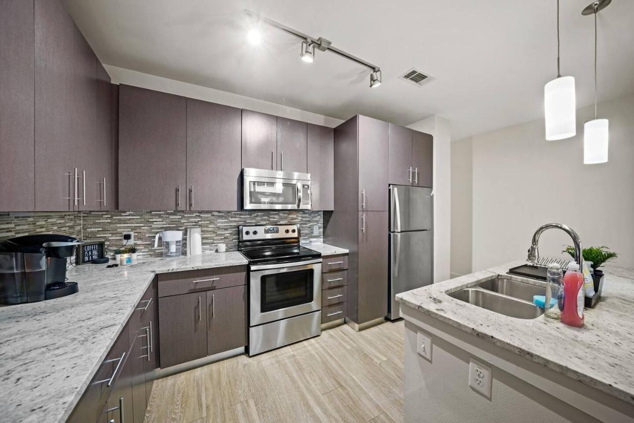 Modern And Comfy In Post Oak Galleria *
