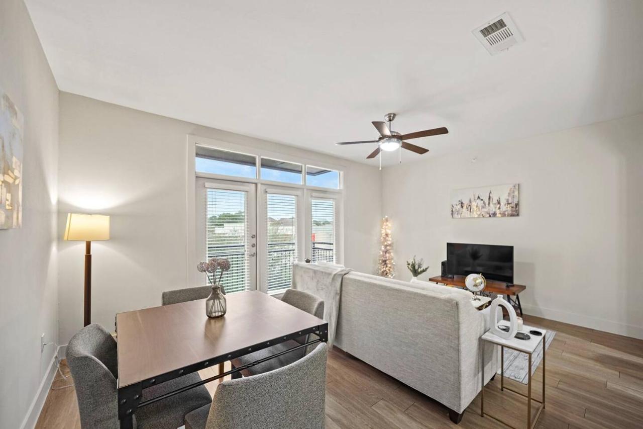 Modern And Comfy In Post Oak Galleria *