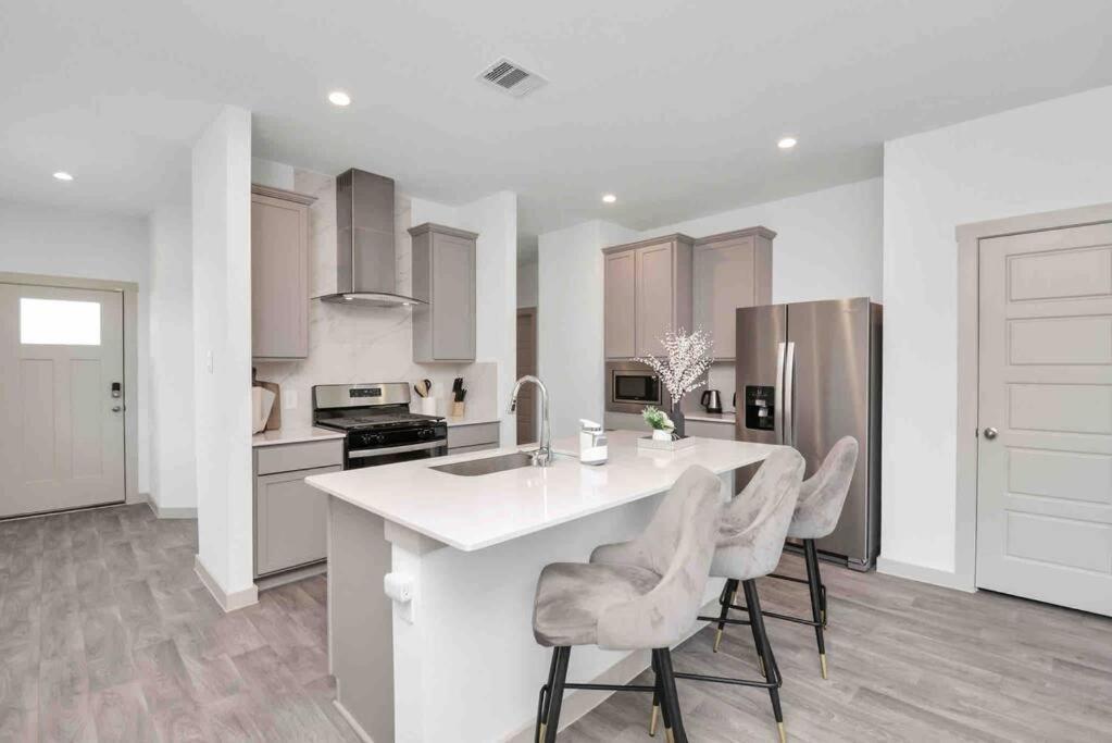 4bedroom Escape - Near Med Center With Backyard *