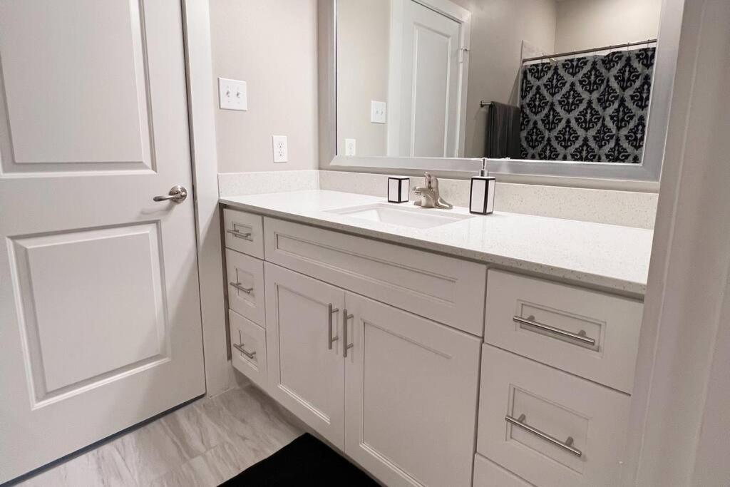 Welcome To Our Spacious 2-bedroom 2-bathroom Located In The Of Houston, Texas! Apartment *