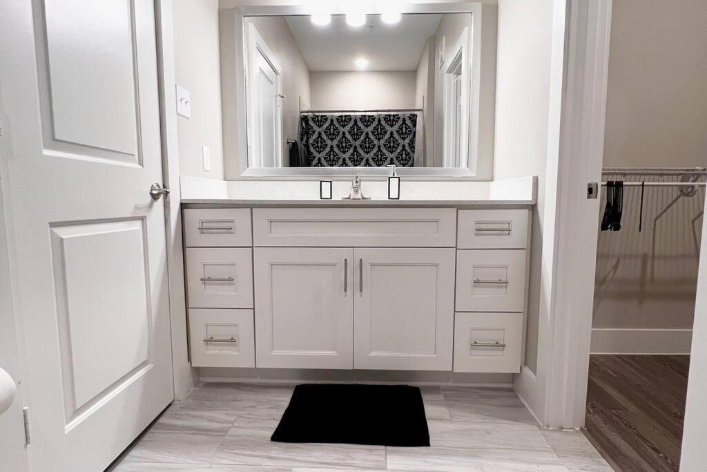 Welcome To Our Spacious 2-bedroom 2-bathroom Located In The Of Houston, Texas!
