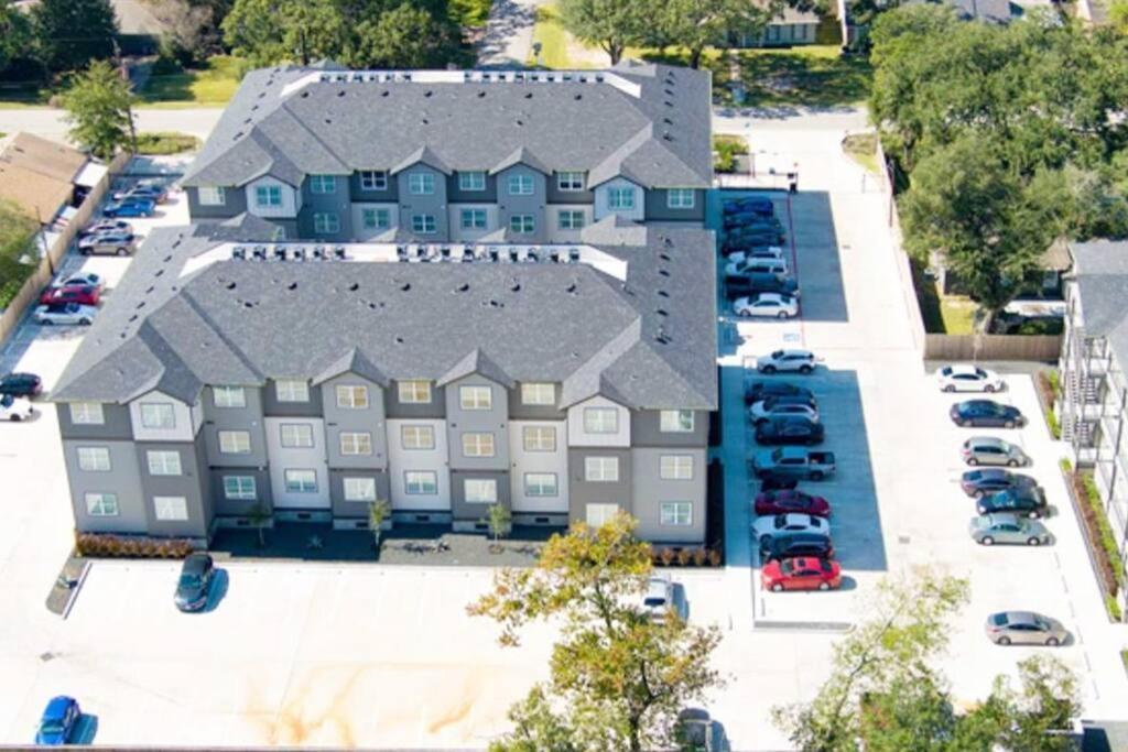 Welcome To Our Spacious 2-bedroom 2-bathroom Located In The Of Houston, Texas! Apartment