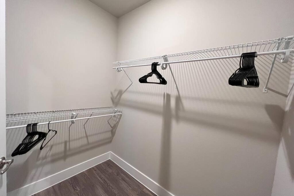 Welcome To Our Spacious 2-bedroom 2-bathroom Located In The Of Houston, Texas! *