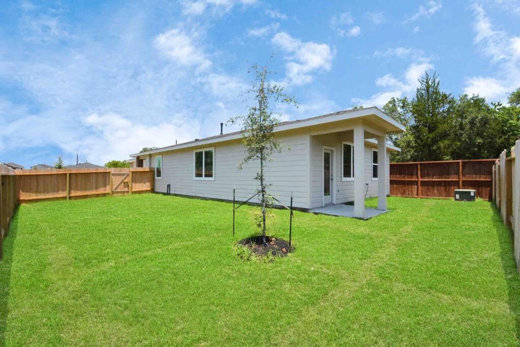 4bedroom Escape - Near Med Center With Backyard *