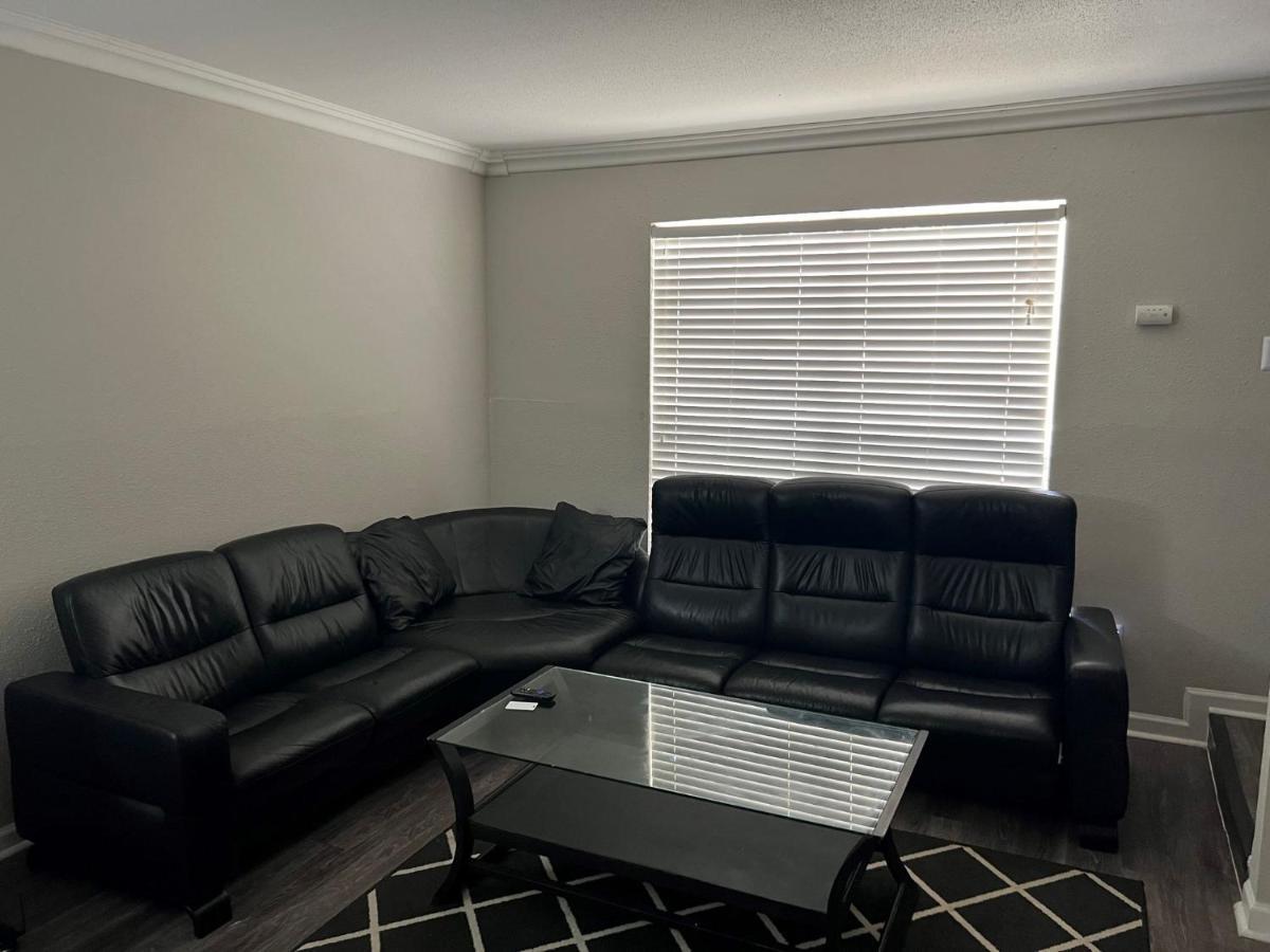 Beautiful 1-bedroom Townhome With Amenities Apartment Houston