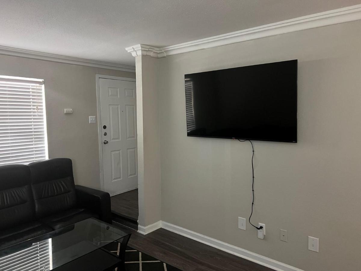 Beautiful 1-bedroom Townhome With Amenities *