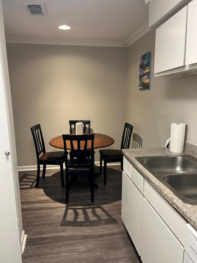 Beautiful 1-bedroom Townhome With Amenities Houston