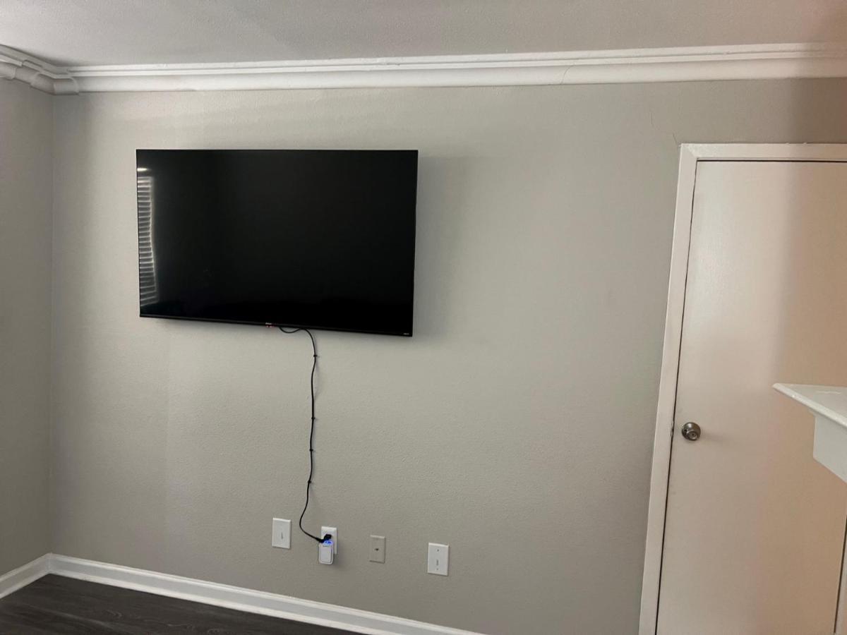 Beautiful 1-bedroom Townhome With Amenities Houston