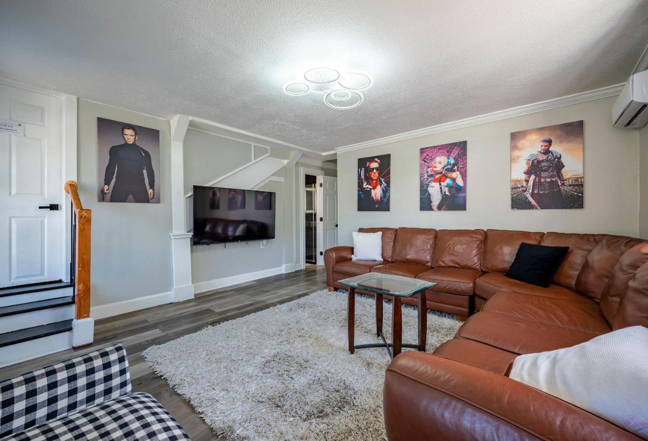 Holiday home 5br Sleeps 16 Downtown/pet Friendly/ev Charger *