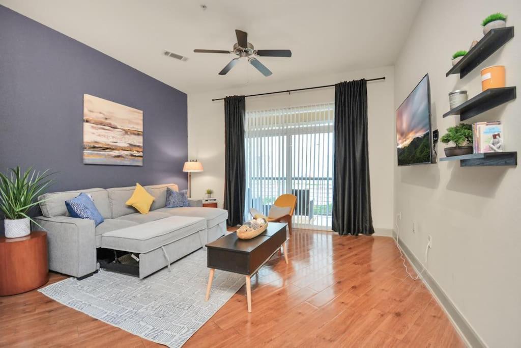 Lux Mid-rise Walking Distance To Nrg Stadium Apartment *