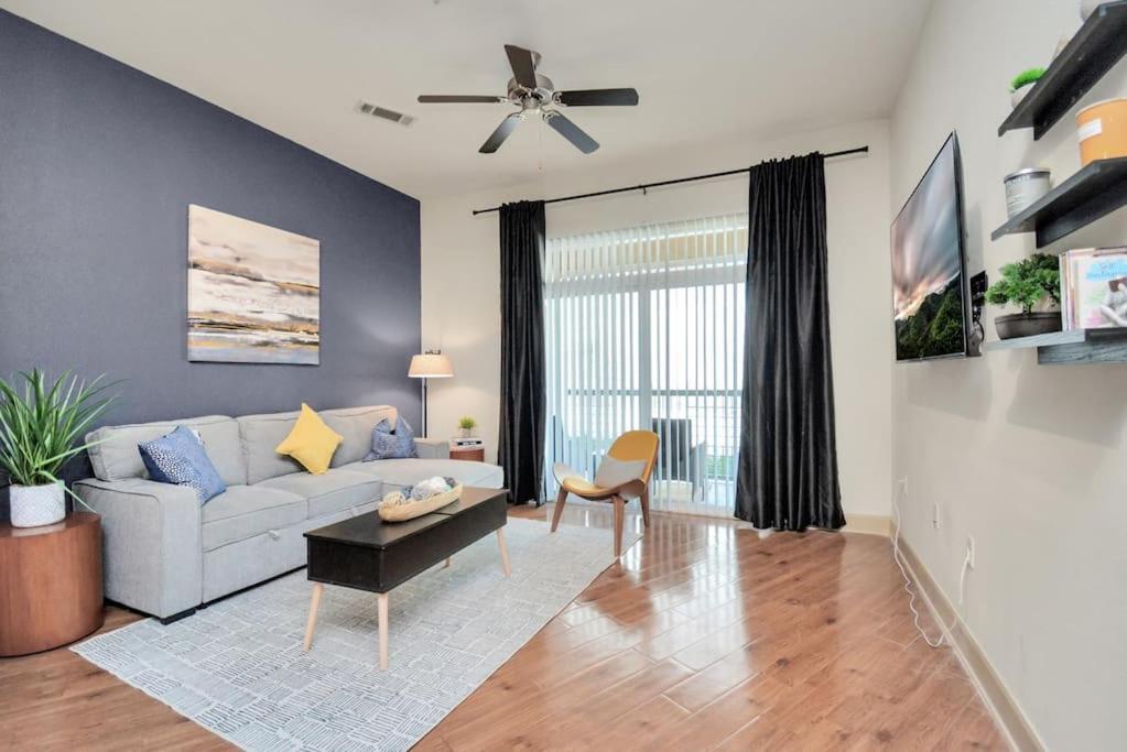 Lux Mid-rise Walking Distance To Nrg Stadium Houston