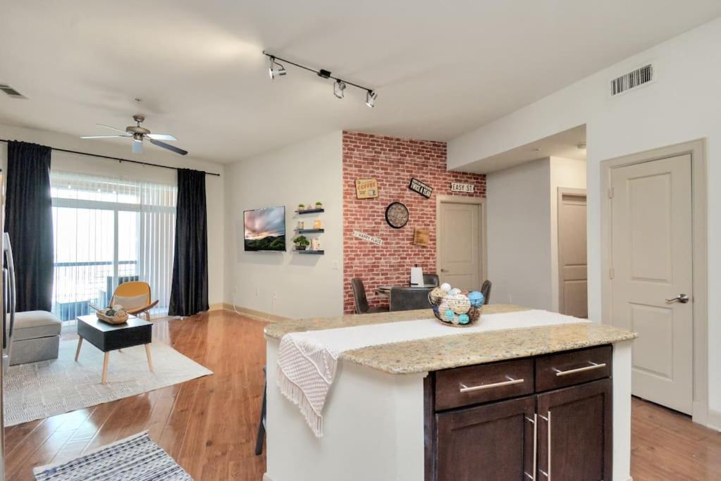 Apartment Lux Mid-rise Walking Distance To Nrg Stadium *