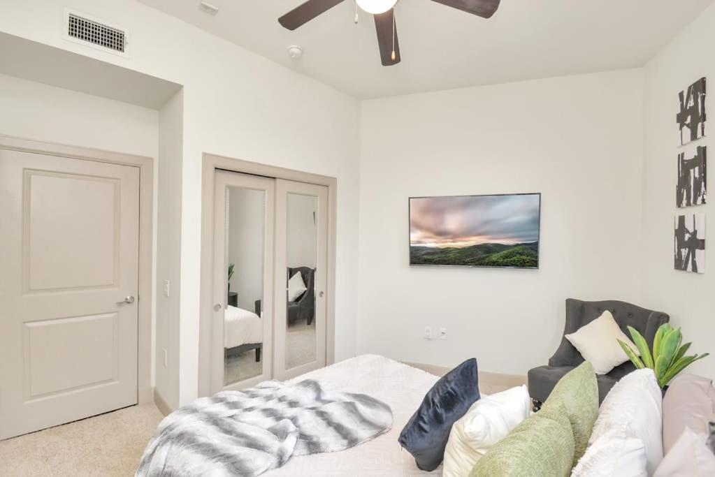Lux Mid-rise Walking Distance To Nrg Stadium Apartment *
