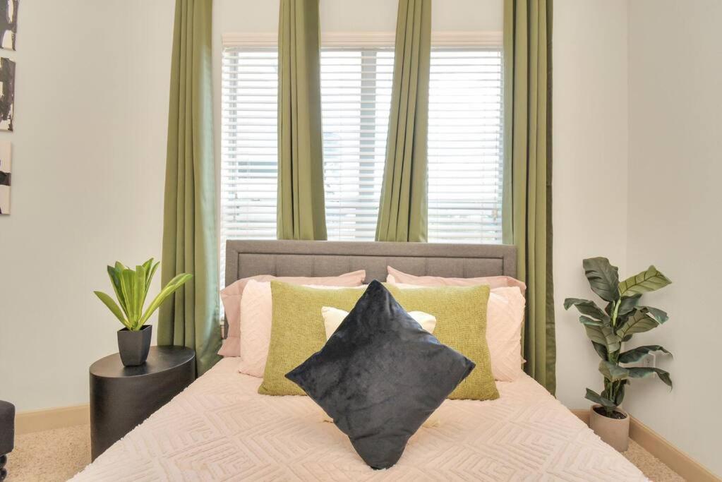 Lux Mid-rise Walking Distance To Nrg Stadium Houston