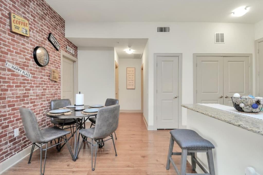Lux Mid-rise Walking Distance To Nrg Stadium *