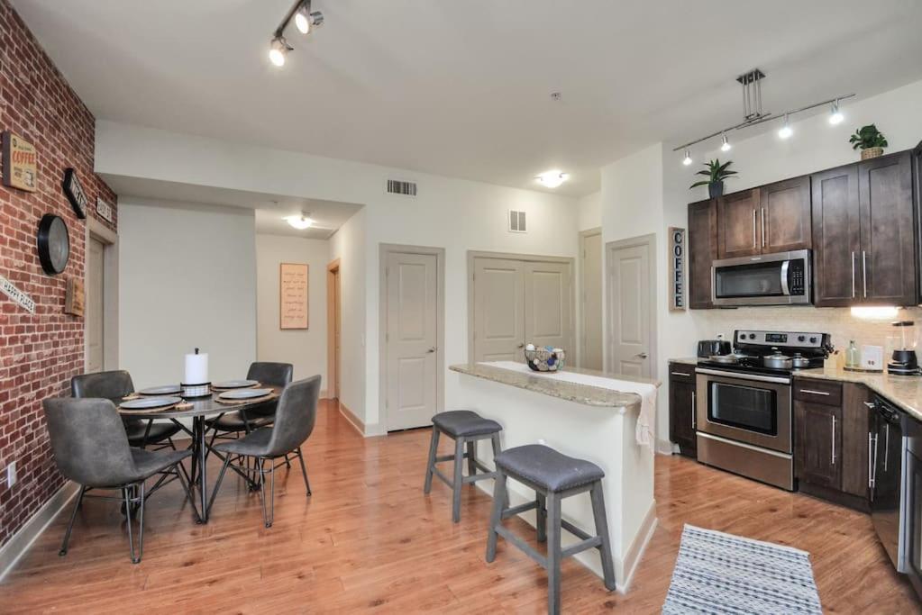 Lux Mid-rise Walking Distance To Nrg Stadium Apartment