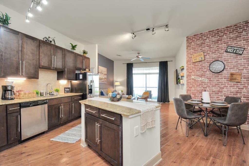 Lux Mid-rise Walking Distance To Nrg Stadium *