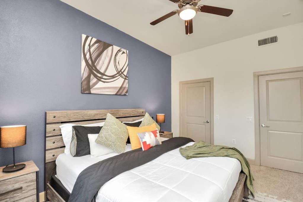 Lux Mid-rise Walking Distance To Nrg Stadium Apartment Houston