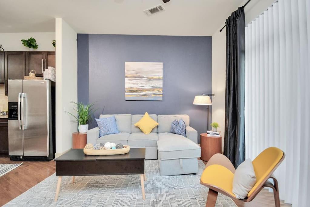 Lux Mid-rise Walking Distance To Nrg Stadium Apartment