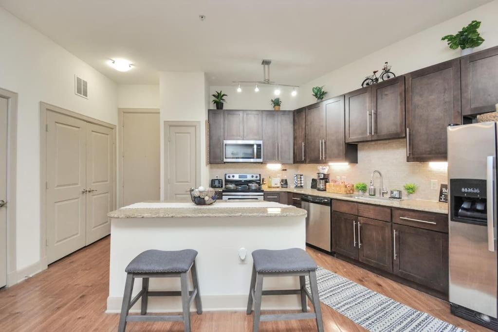 Lux Mid-rise Walking Distance To Nrg Stadium *