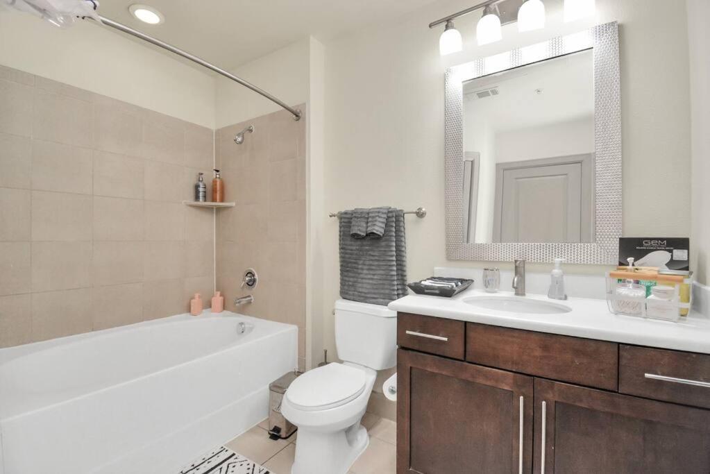 Lux Mid-rise Walking Distance To Nrg Stadium Apartment *