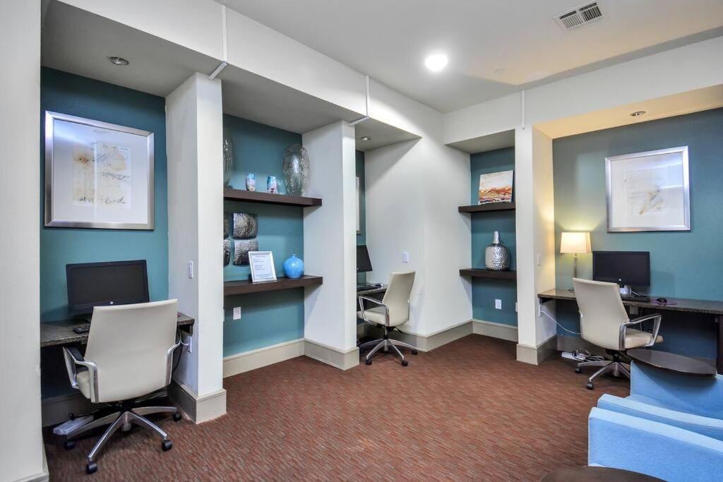 Lux Mid-rise Walking Distance To Nrg Stadium * Houston