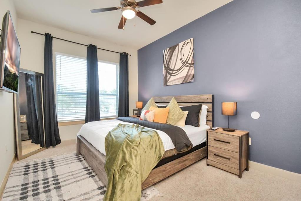 Lux Mid-rise Walking Distance To Nrg Stadium Houston