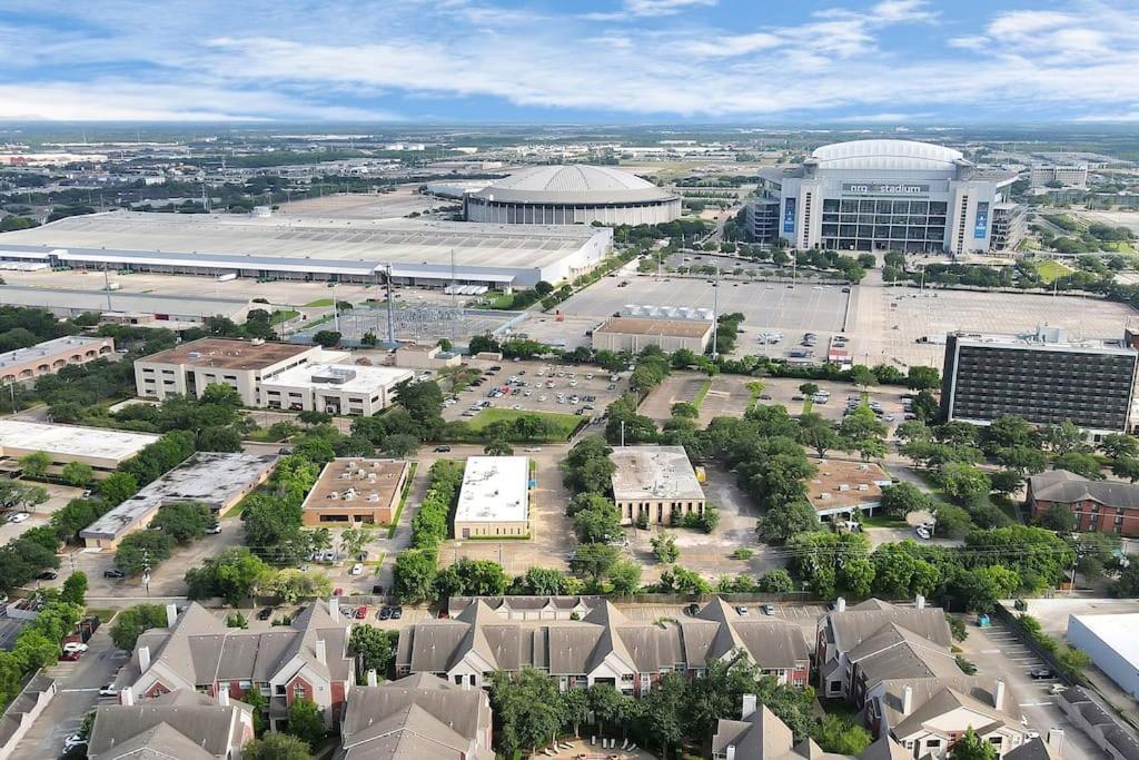 Lux Mid-rise Walking Distance To Nrg Stadium Apartment *