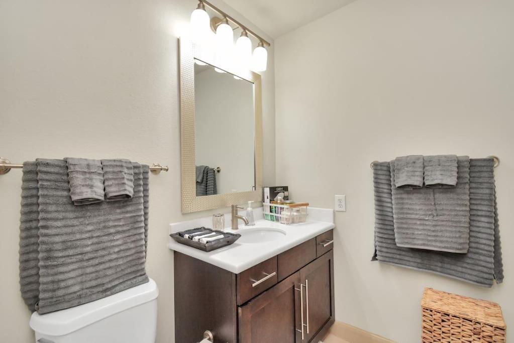 Lux Mid-rise Walking Distance To Nrg Stadium * Houston