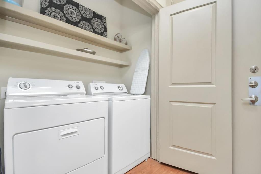 Lux Mid-rise Walking Distance To Nrg Stadium Houston
