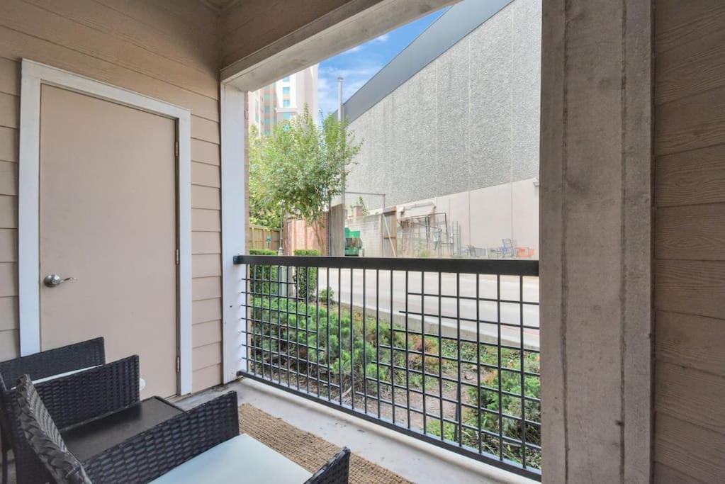 Lux Mid-rise Walking Distance To Nrg Stadium *