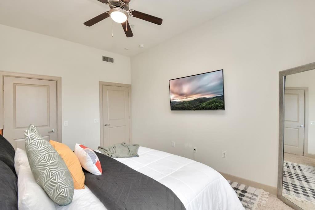 Lux Mid-rise Walking Distance To Nrg Stadium Apartment *