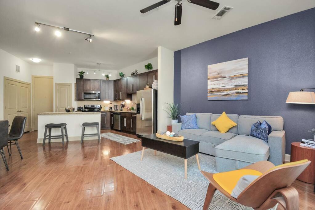 Lux Mid-rise Walking Distance To Nrg Stadium * Houston