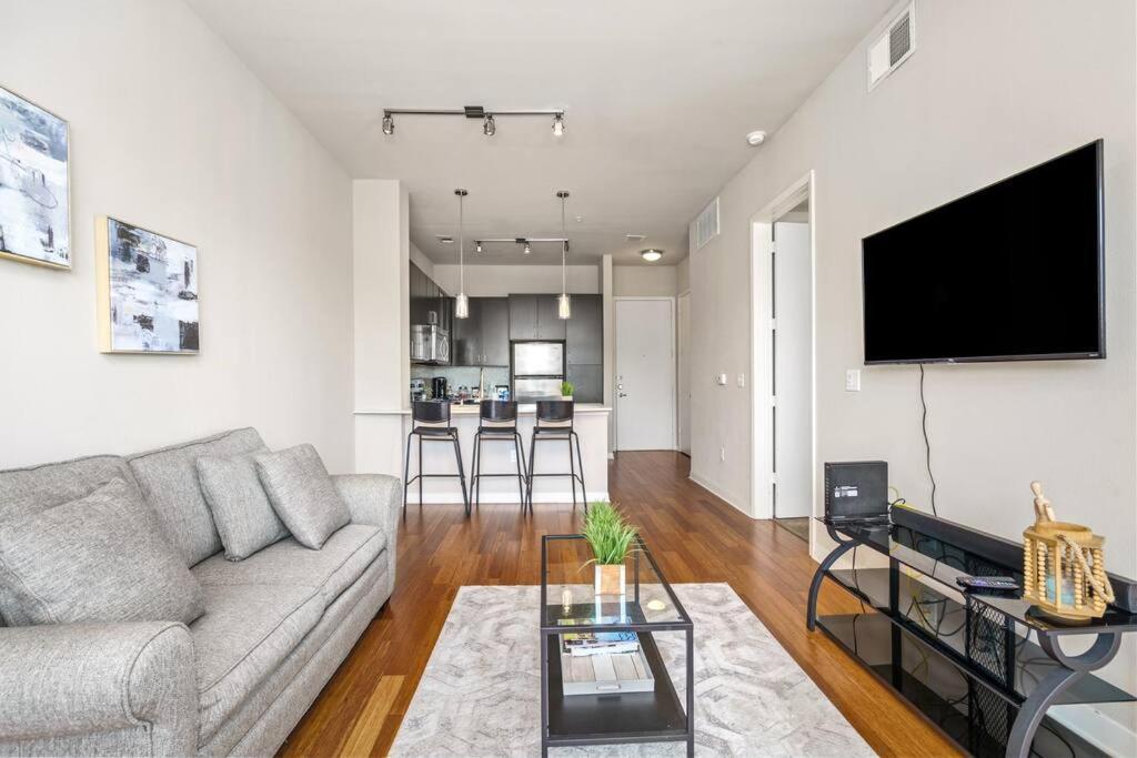 1 Bedroom Modern Escape Mins Fromtx Med Center Free Parking Apartment Houston