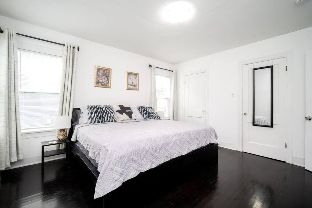 Trendy In Downtown - Near Montrose Apartment *