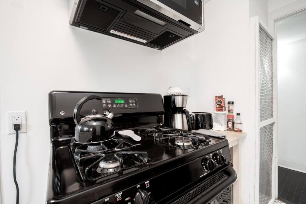 Trendy In Downtown - Near Montrose Apartment