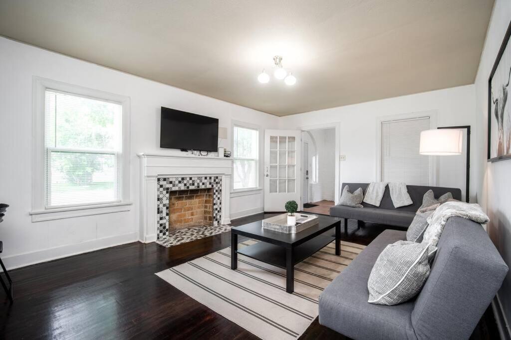 Trendy In Downtown - Near Montrose Apartment *