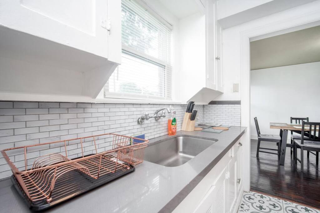 Trendy In Downtown - Near Montrose Apartment *