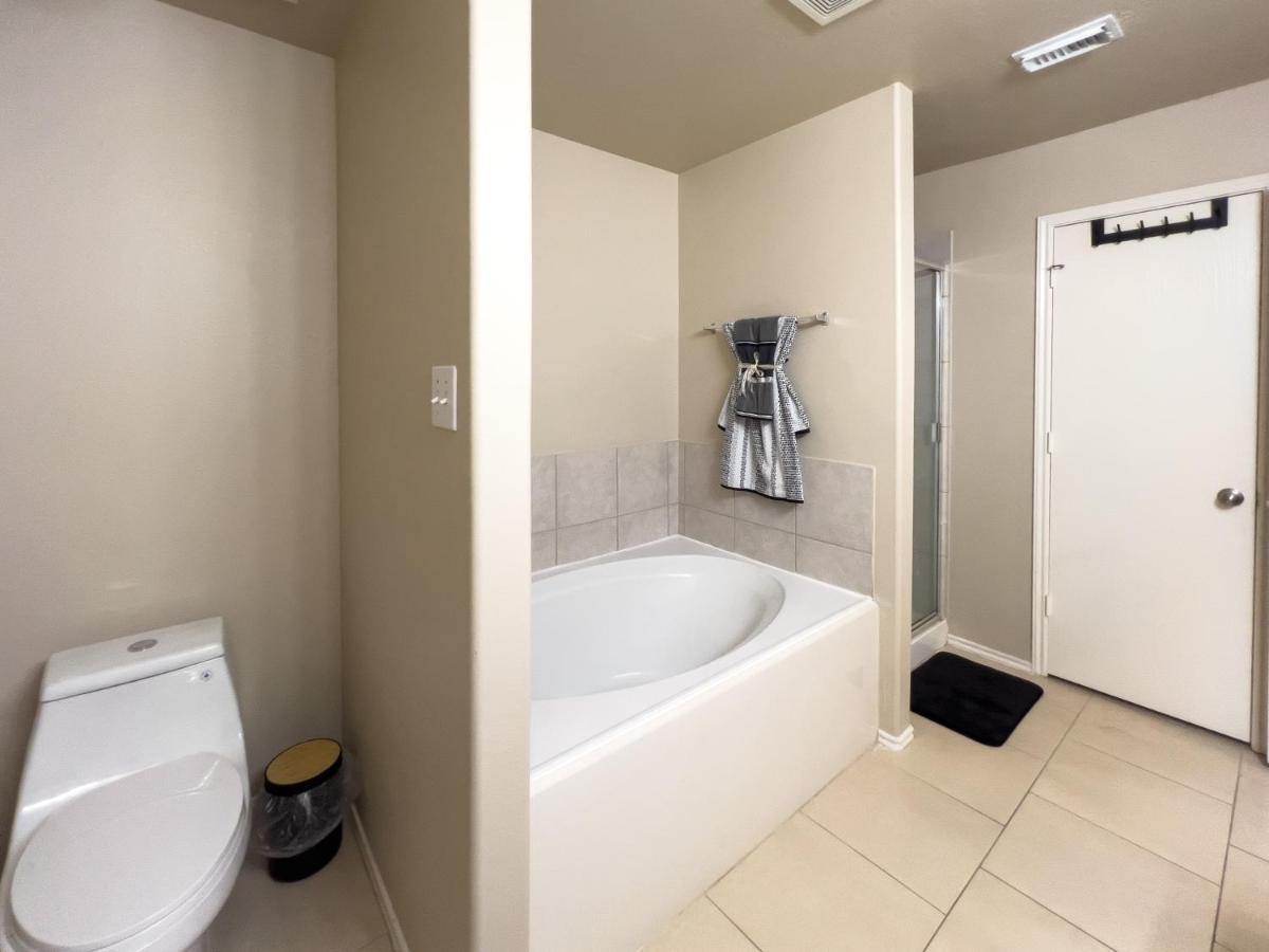 Holiday home Comfortable Work-ready 4br Suburban *