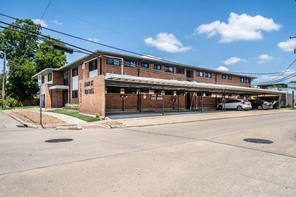 Apartment Roomy Urban Montrose! Free Parking #16 *
