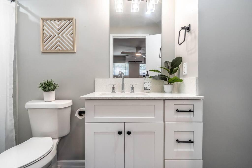 Roomy Urban Montrose! Free Parking #16 Apartment